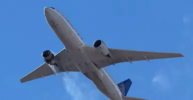 Terbakar di Langit, AS Selidiki Kerusakan Mesin Boeing 777