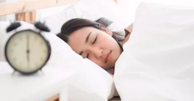 Mendadak Viral, Aksi Wanita Cantik Ini Tidur Buat Dunia Melongo