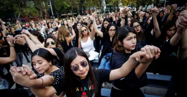 Tubuh Gadis Meksiko Dijepit Polisi Hingga Berderai Keringat Basah