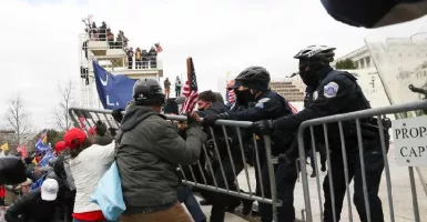 Kerusuhan di AS Memalukan, Polisi Tewas Diserang Pendukung Trump