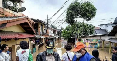 Walkot Jaksel Bantu Korban Sekaligus Tinjau Lokasi Banjir