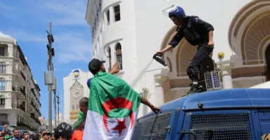 Aljazair Ricuh, Pedemo Turun ke Jalan Lawan Polisi dengan Tangan