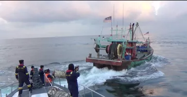 Sempat Kejar-kejaran, Indonesia Tangkap 2 Kapal Ilegal Malaysia