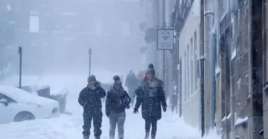 Cuaca Buruk, Warga Inggris Bersiap Hadapi Badai Salju