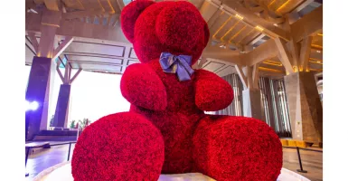 Rekor! China Buat Boneka Beruang Mawar Raksasa di Nikahan Massal