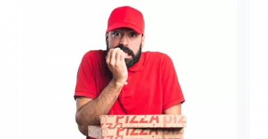 Baik Banget! Pelanggan Beri Tip Mobil Merah Buat Pengantar Piza 