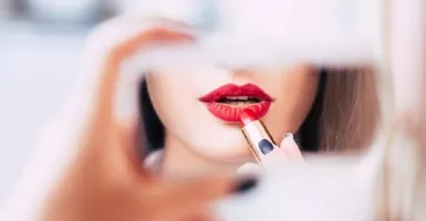 3 Tips Bikin Warna Lipstik Bisa Tahan Lama, Tak Perlu Touch Up!