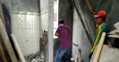 Satpol PP Jakpus Tertibkan Bangunan Langgar IMB di Johar Baru