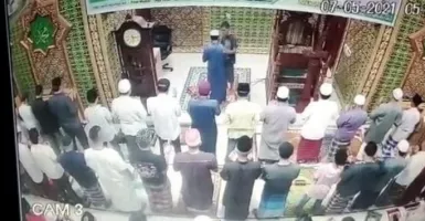 Bikin Emosi! Imam Masjid Ditampar Saat Shalat Subuh