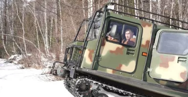 Putin Kendarai Tank, Biden Jatuh di Air Force One