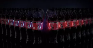 Gemas! Botol Coca-Cola ini Dihiasi Lightsaber yang Bisa Nyala
