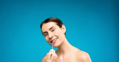 3 Warna Lipstik Ini Bisa Bikin Gigi Kita Lebih Putih Loh!