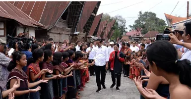 Kunjungi Kampung Ulos, Jokowi dan Ibu Iriana Menari Tradisional