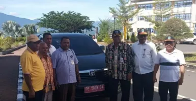 Mantan Ketua MRP Papua Barat Kembalikan Kendaraan Dinas