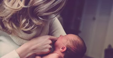 Hati-Hati Moms, Begini 3 Cara Tepat Menggendong Bayi Baru Lahir