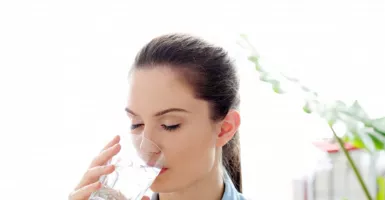 Rutin Minum Air Putih Hangat Setiap Pagi, Khasiatnya Ajaib!