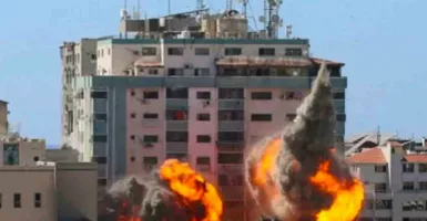 Bom Israel Menghantam Kantor Berita, Wartawan Palestina Terluka