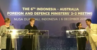 Menhan Prabowo Berbisik ke Menlu Retno, Sepertinya Serius 