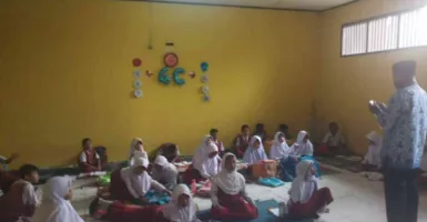 Ironis, Ratusan Pelajar SD dan SMP di Bekasi Belajar di Lantai
