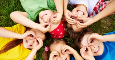 5 Dampak Positif Anak Bermain dengan Teman Sebayanya