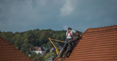 4 Cara Mudah Memperbaiki Atap Rumah yang Bocor