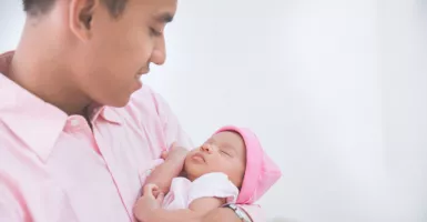 Tips Menjalin Ikatan Batin Ayah dan Bayi