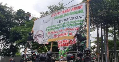 Ngeri! Fakta Jokowi di Balik Aksi TNI Copot Baliho Habib Rizieq