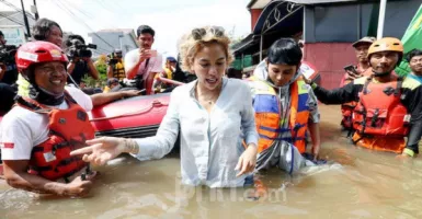 Wow... Aktris Nikita Mirzani Basah-basahan Bersama Relawan Banjir