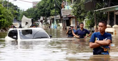 Pak SBY Menerjang Air, Tinjau Langsung Korban Banjir di Bogor