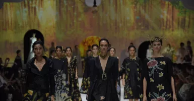 Dedikasi Tinggi, 6 Desainer Sukses Bawa Batik Go International