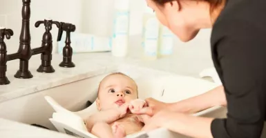Ungkap Alasan Bayi harus Mandi dengan Air Hangat