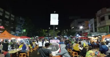 Trotoar Buat Pejalan Kaki di Siang Hari, Ruang Publik Malam Hari