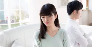 Cara Menghadapi Pasangan yang Diam Saat Marah
