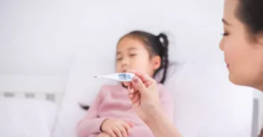 Enggak Perlu Buru-Buru ke Dokter, 3 Tips Atasi Demam pada Anak