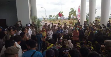 Ratusan Warga Demo Gubernur Kepri Tuntut Pemasangan Listrik