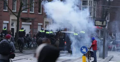 Lockdown Bikin Belanda Lumpuh! Gas Air Mata di Mana-mana