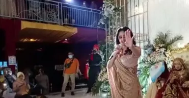 Hajatan, Dewi Persik Datang, Polisi Turun Tangan