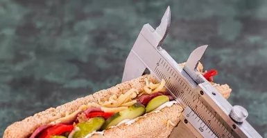 Makan Berlebihan, Ini 5 Tips Menjaga Berat Badan Selama Puasa