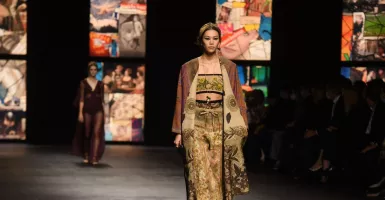 Dior Hadirkan Kain Tenun Ikat Indonesia di Paris Fashion Week