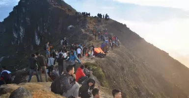 Menikmati Pesona Matahari Pagi nan Hangat di Gunung Sibayak
