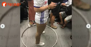Tak Mau Tersenggol di MRT, Perempuan ini Bawa Hula Hoop