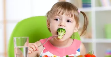 Anak Kecil Takut Makan Sayuran, Begini Cara Efektif Membujuknya
