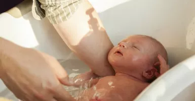 Jangan Takut Mom! Berikut 3 Tips Memandikan Bayi Baru Lahir
