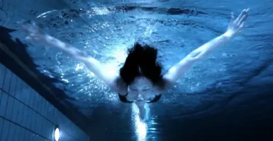 Cerita Horor: Wanita Tanpa Wajah Menemaniku Saat Berenang
