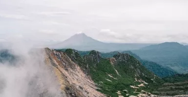 Kibarkan Merah Putih, Inilah 4 Gunung Paling Ekstrem Di Indonesia