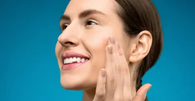 Buktikan! 3 Trik Makeup Ini Bisa Bikin Gigi Terlihat Putih