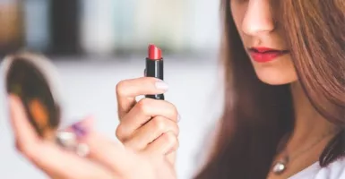Tips Makeup Simpel Wanita Sibuk, Hasilnya Bikin Pria Terpesona