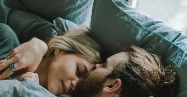 Wahai Para Istri, Ini 5 Manfaat Jika Suami Memeluk Saat Tidur