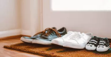 4 Tips Ampuh Hilangkan Bau Apek pada Sepatu