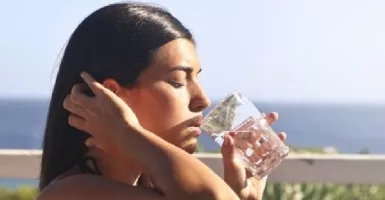 Manfaat Minum Air Putih Hangat Setiap Pagi, Dahsyat Banget!